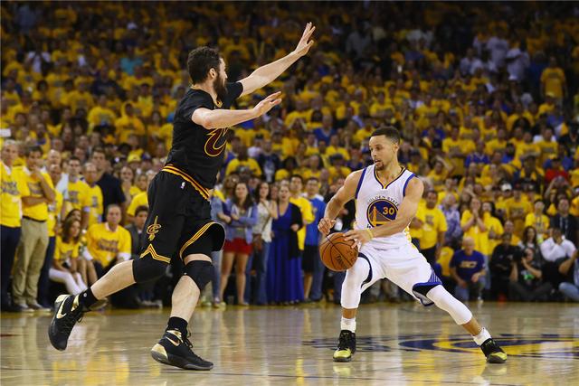 王睿泽22分青岛胜山东 崔晓龙19分江苏负宁波